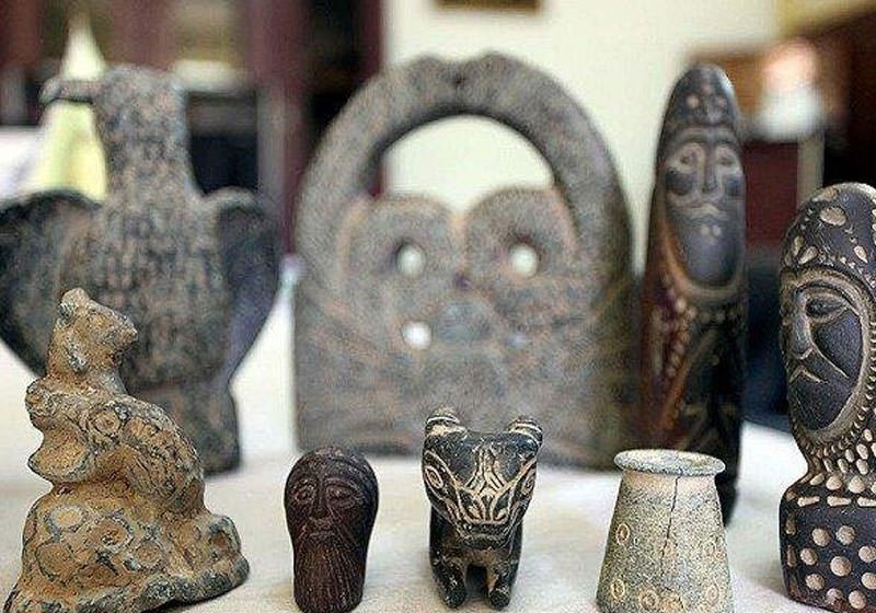 برخی آثار کشف شده از تپه یحیی . عکس از حمید صادقی